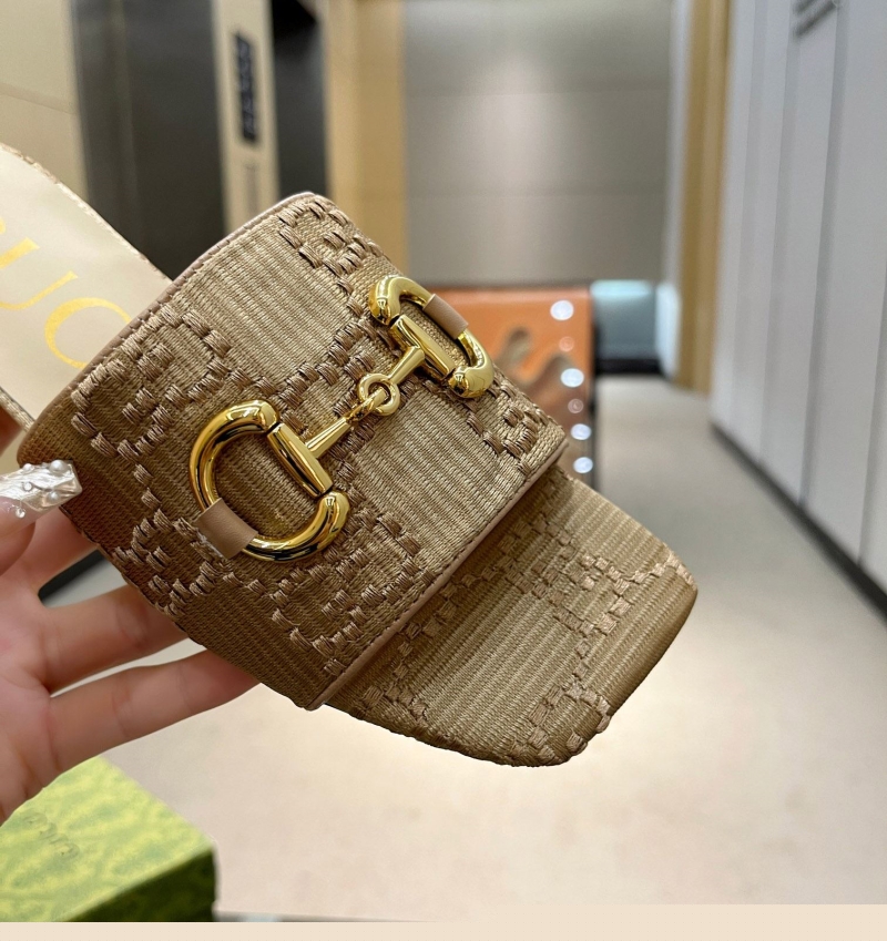 G*u*i slippers